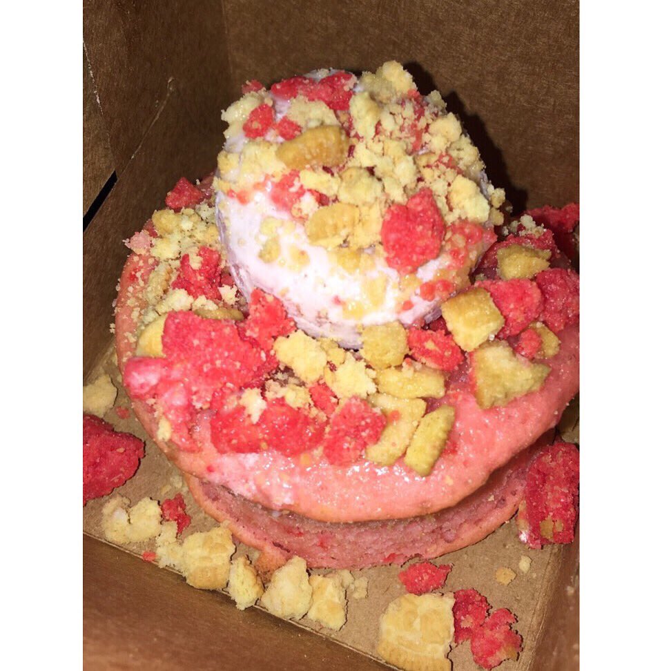 indyjars's tweet photo. Triple Strawberry Crunch Donut 😍🍓🍩#indyjars https://t.co/WU6XWLLY1D