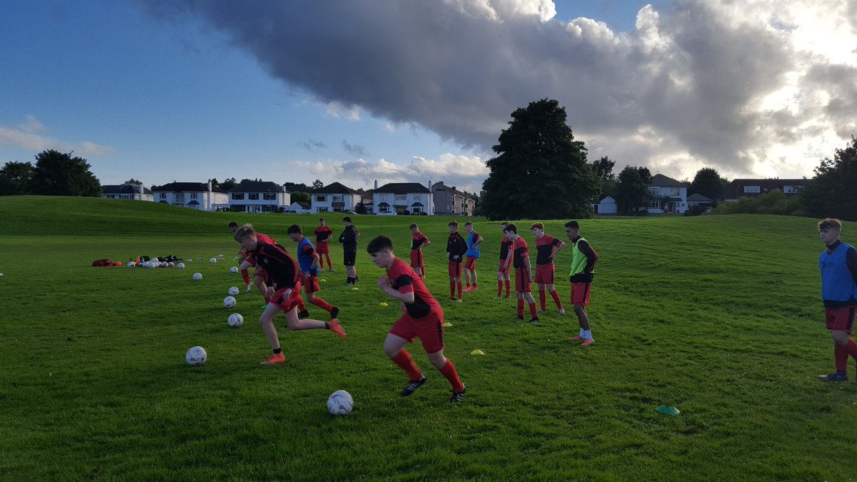 GSC2002Reds's tweet photo. #TrainingNight
Up at #TheBroom before tomorrow's match v @2002Glenvale 

Could do with a wee lift

#fitbadaft https://t.co/wcr9czBOxr