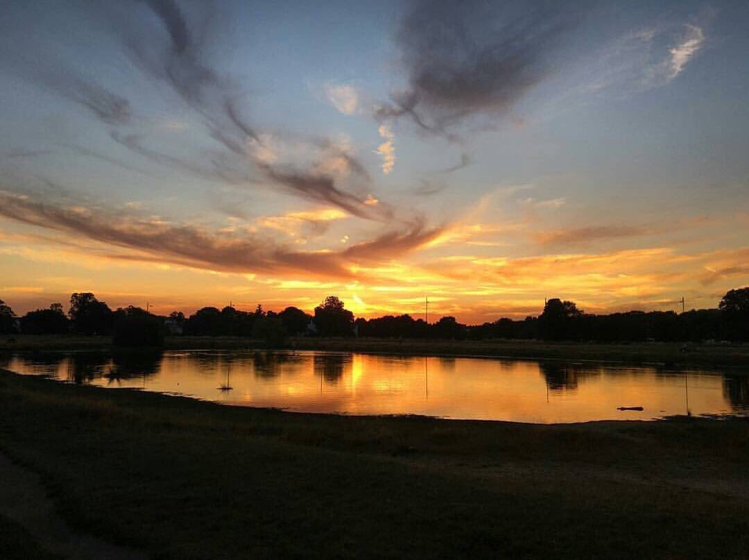 WimbledonVil's tweet photo. Another wonderful sunset in Wimbledon Common!

#Sunset #Night #WimbledonCommon #RushmerePond https://t.co/fRrpObsZNB