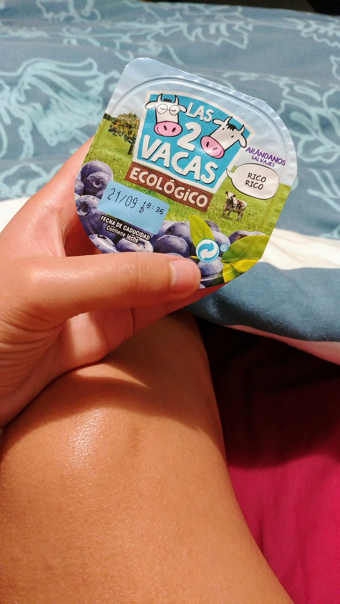 27Stories's tweet photo. Este es mi mejor momento del día, poder disfrutar de una buena peli, mientras como un #yogurt #ecológico de #arándanos de @las2vacas https://t.co/Y9jHGs5VFo
