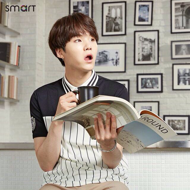 корейцы с кофе. айдолы с книгами. айдол читает. айдол читает. бтс намджун с книгой.