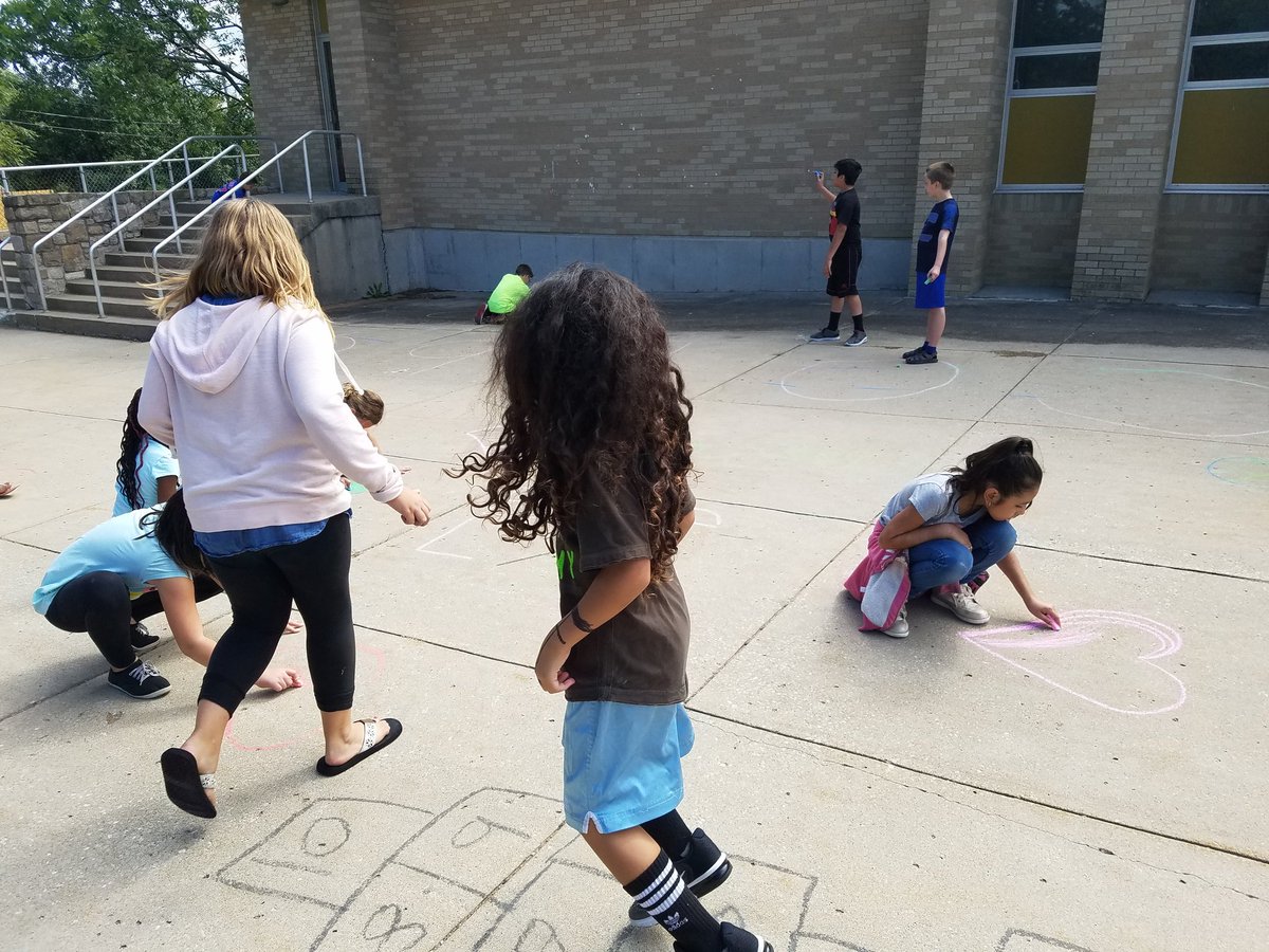 MissCWallace's tweet photo. Our first  (of many!) KUDOS Party today is a Sidewalk Chalk Party! #pbis #isdstrong https://t.co/mU0aldFu8S