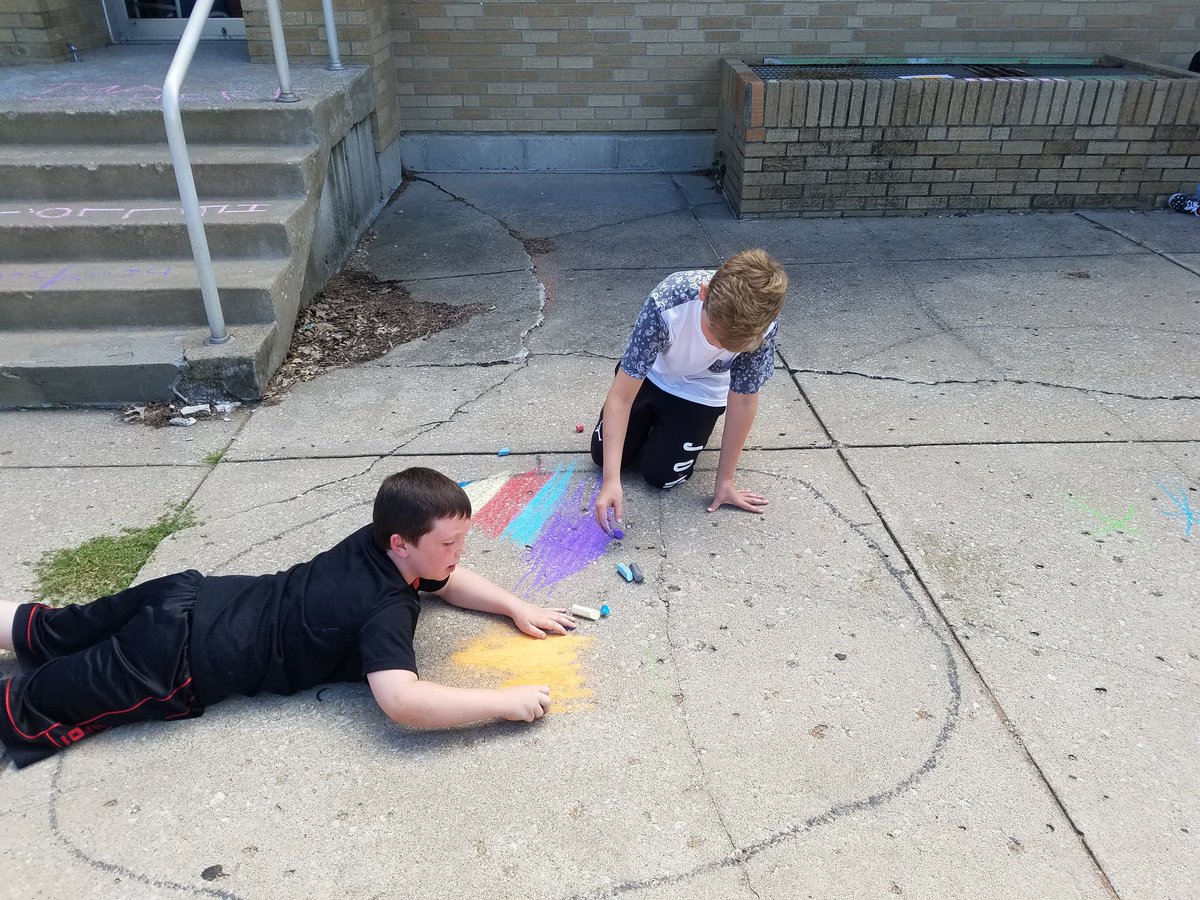 MissCWallace's tweet photo. Our first  (of many!) KUDOS Party today is a Sidewalk Chalk Party! #pbis #isdstrong https://t.co/mU0aldFu8S