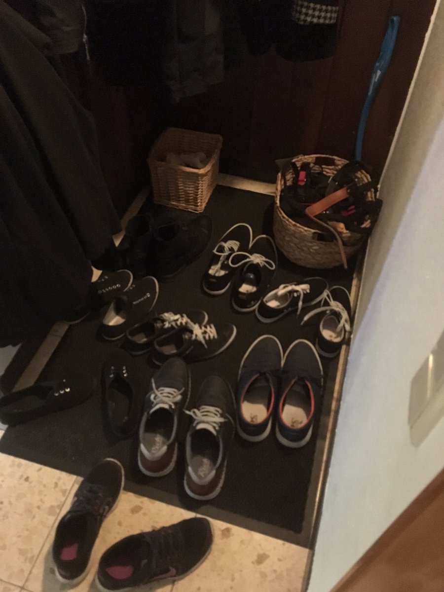 Ja ein Schuhschrank ist vorhanden .. aber voll langweilig den auch zu benutzen ;)