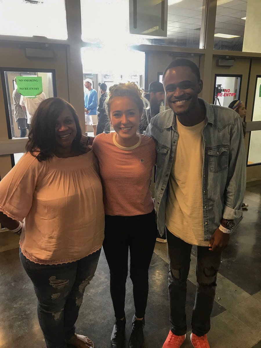LCP3_15's tweet photo. Thank you for your spirit and kindness! Fav worship leader and I at #outcry2017 in Jackson! @Lauren_Daigle https://t.co/1XjOKyY2sr