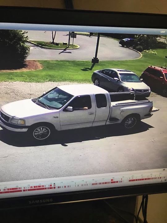 ElisaTeeitup5's tweet photo. Friend still looking for trailer. Also had a small dog (pug maybe)with him. @joeimel https://t.co/RfHTtXCIYe