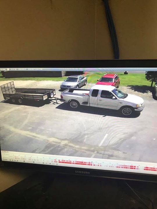ElisaTeeitup5's tweet photo. Friend still looking for trailer. Also had a small dog (pug maybe)with him. @joeimel https://t.co/RfHTtXCIYe