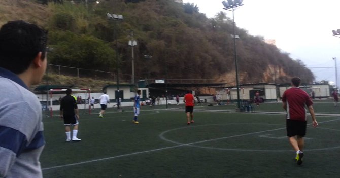 ChiguireBipolar's tweet photo. Partida de futbolito se acaba porque dueño del balón se va del país - https://t.co/SsbKz28YKh     https://t.co/rzQtoRmQkr