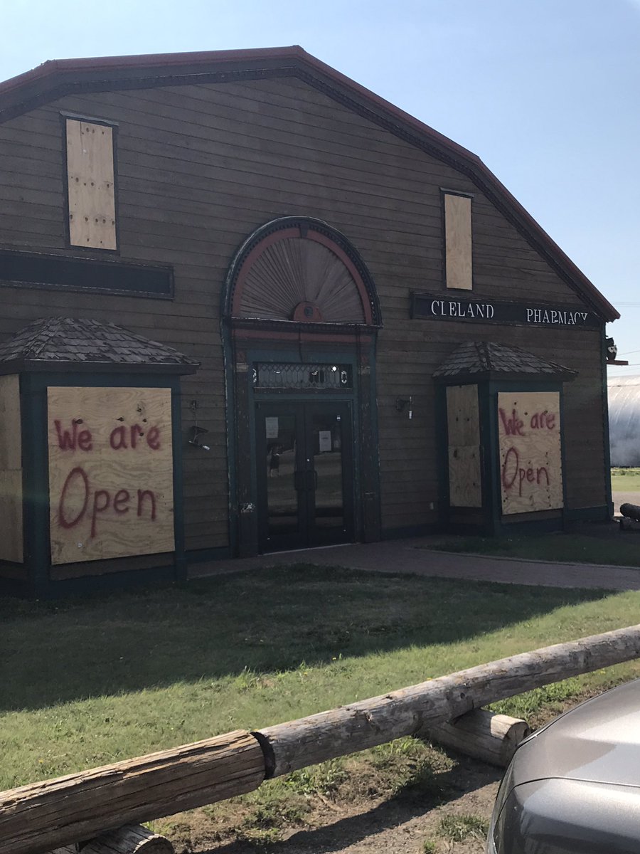 crzpycreme's tweet photo. @ThatKevinSmith I assure you we're open! #clerks https://t.co/ixIJnfQrIE