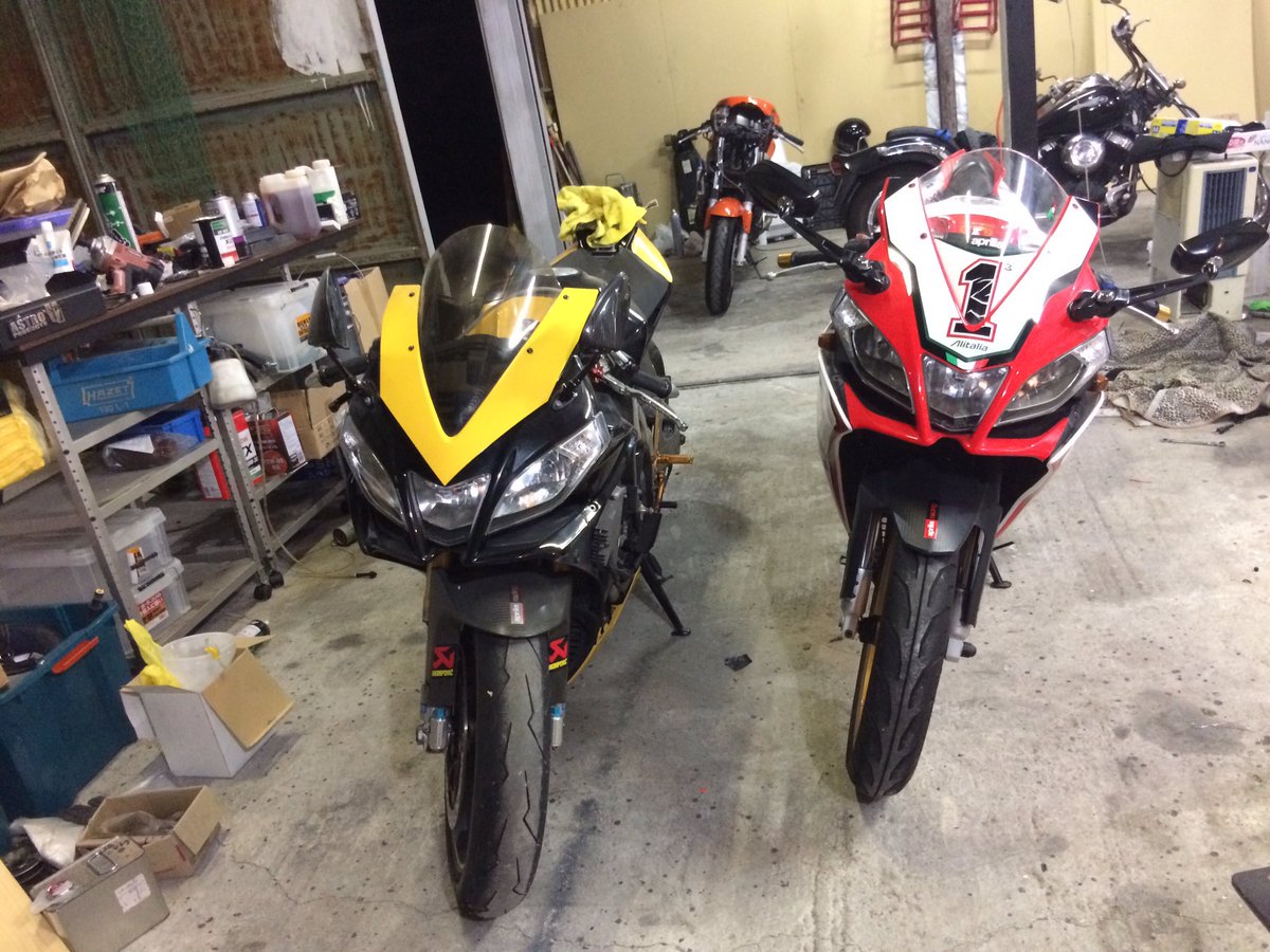 gou_rsv4's tweet photo. RS4が納車されたのでV4とツーショット
V4も早くアリタリアカラーにしたい。タンクとアンダーを塗装しないと。
#RSV4 #RS4 #bearacer
#apliria #apliriaracing https://t.co/YwIH14nkZN