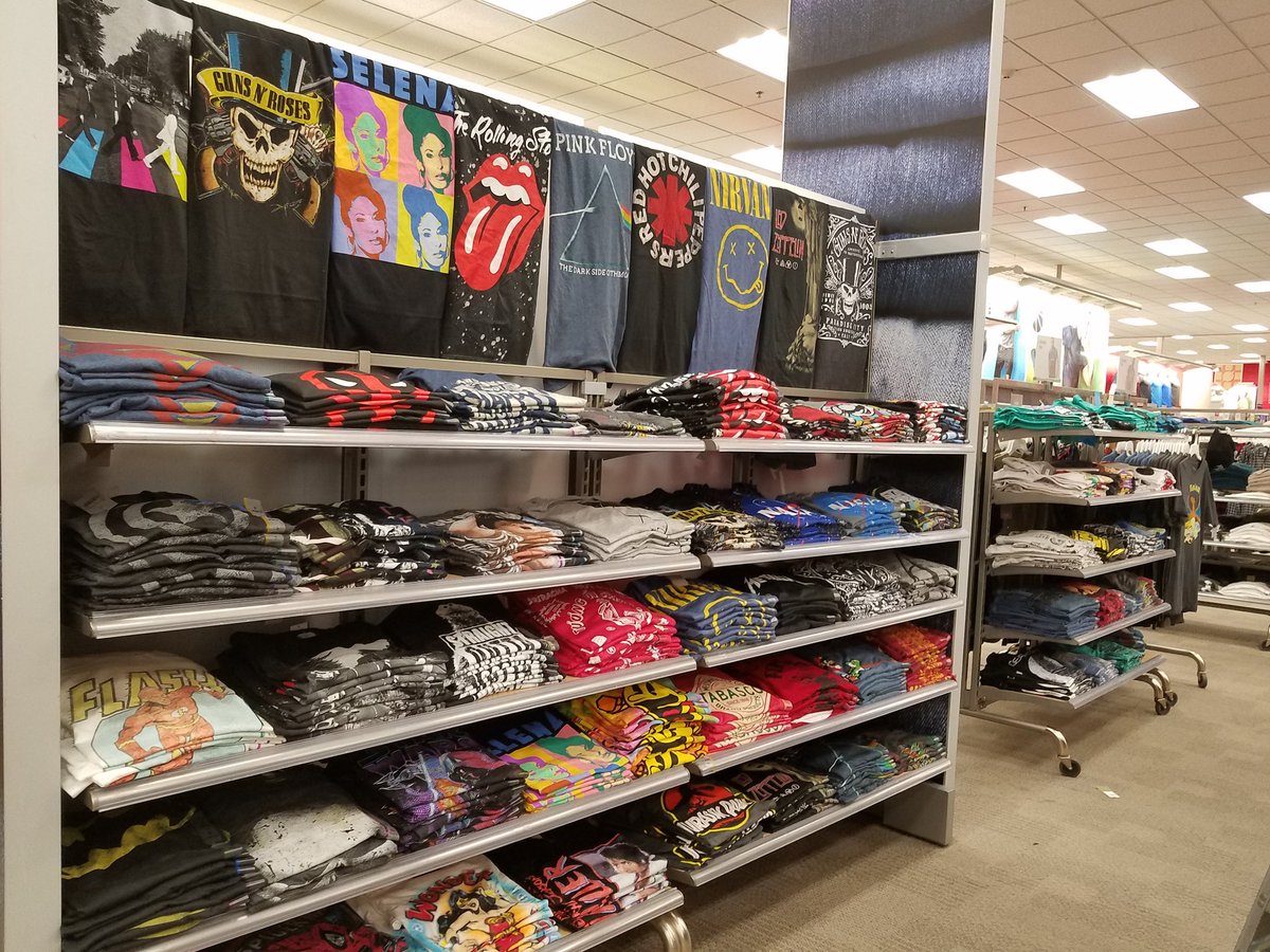GabrielaRios23's tweet photo. #1168theparkstyle driving sales thru spot on brand. #rocktees #vmldiaries @ZackPapes89 @KylieatTarget @andrenina_ https://t.co/0kqY3H2bvJ
