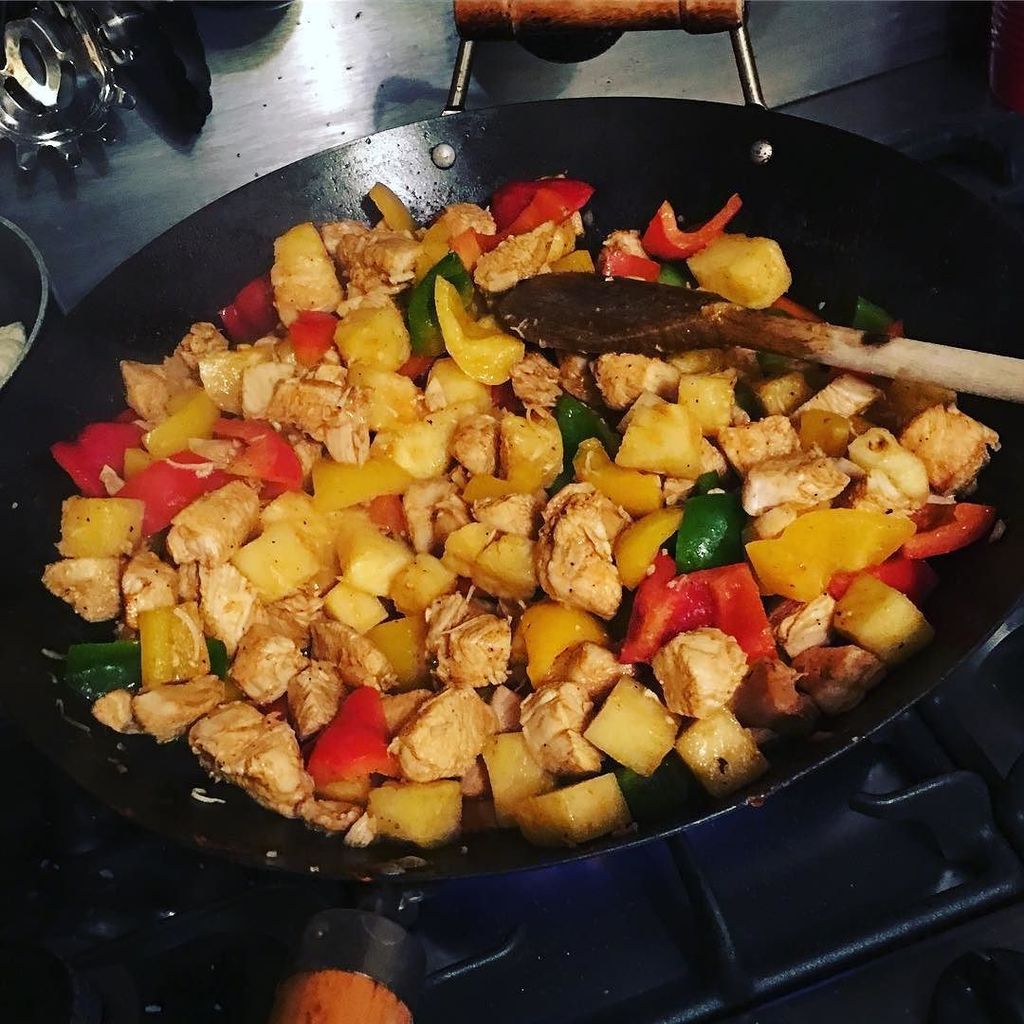 gazraa's tweet photo. I just took this: Meal prep. Pineapple chicken stir fry.
#mealpreppro #4days #needabiggerkitchen #wearegrooup #healthyfood https://t.co/ann9xxKAid