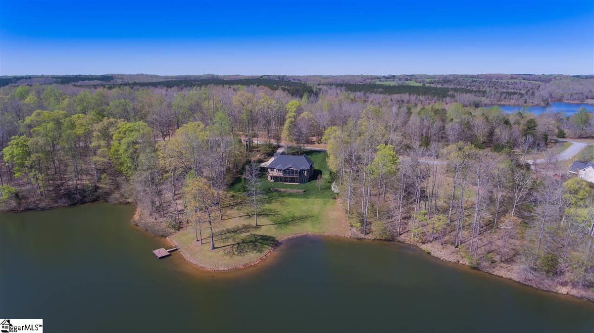 ReMaxMoves's tweet image. Looking for a waterfront home near Greenville, SC? Check out this beautiful property on Lake Rabon! spark.adobe.com/page/FFvvoQGGa…