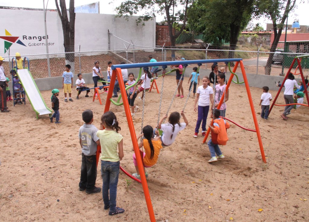 FrnsEdobolivar's tweet photo. #InformeFRNSB Gracias al gobernador @rangelgomez niños y niñas cuentan con parques para el sano esparcimiento #RangelDejandoHuellas https://t.co/bbdT1pR44D