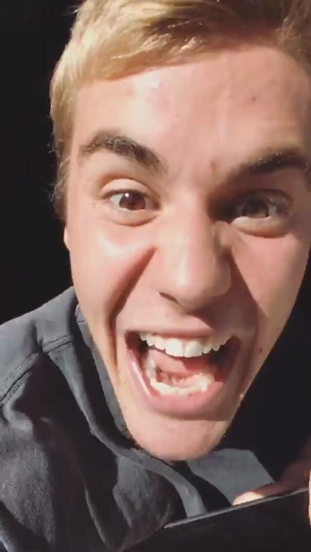 zeyzx's tweet photo. kim kazandı noluyo aq  #DreamTVdeBüyükFinal #JustinBieber https://t.co/L5DWHw8hkG