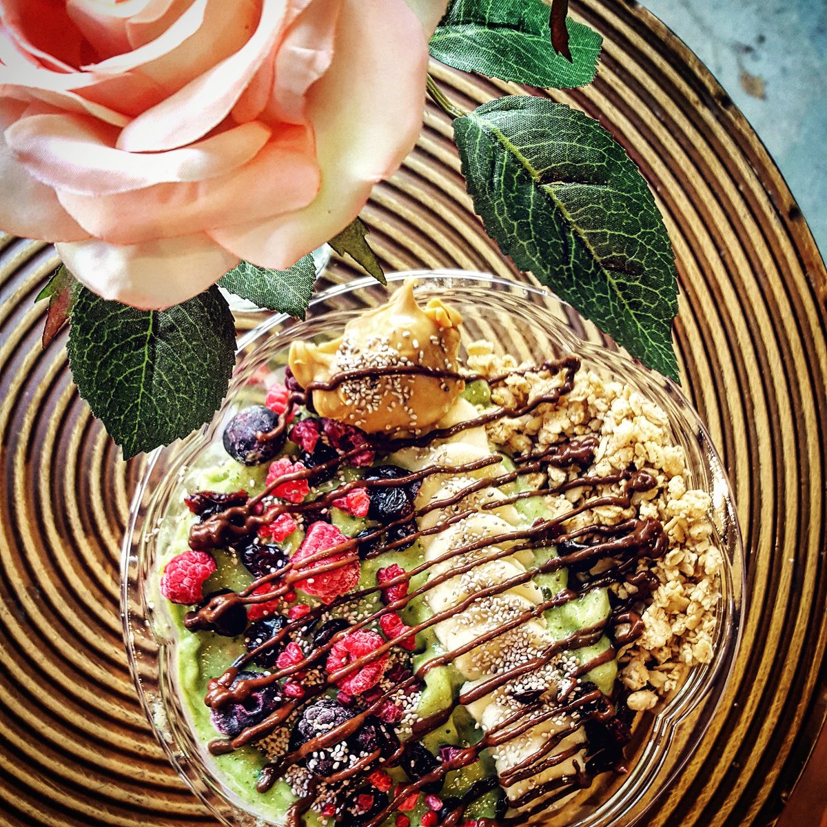 Today I asked a customer if I could take a photo of her Tropical Green Smoothie Bowl 🙈
It's too pretty !