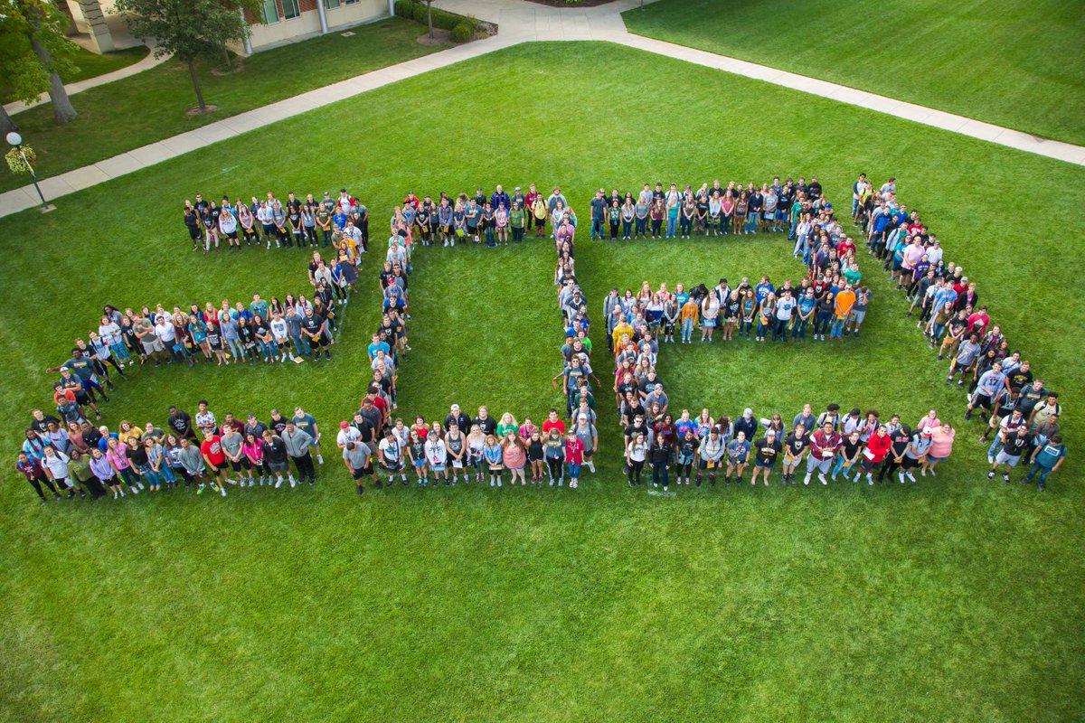 ManchesterUniv's tweet photo. The Class of 2021 took a group photo to wrap up #MUWelcomeWeek today. (Can you spot @MUPresDave?) Best of luck to all new Spartans! https://t.co/cScjNWVgug