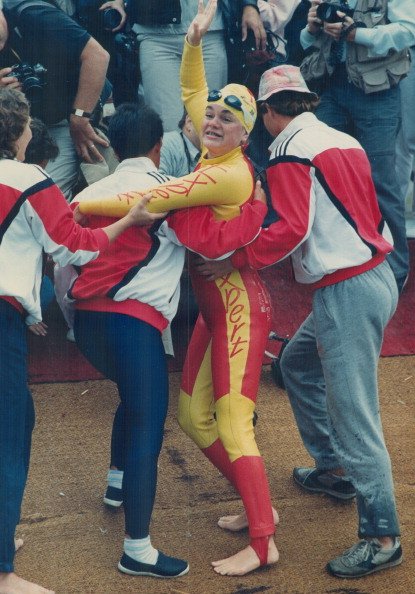 Canada's tweet photo. Jocelyn Muir’s world-record setting marathon swim across #LakeOntario ended #OTD in 1987 and resulted in $250,000+ raised for MS! #Canada150 https://t.co/AETP5BxbDt
