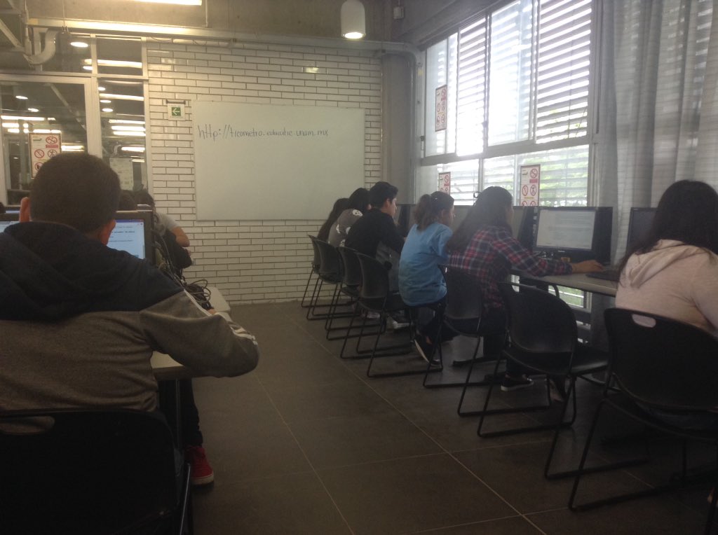 clau29velasco's tweet photo. Aplicación del #Ticometro2017 en @CCHVALLEJO . Un día genial para los chicos 🖥✨#educatic2017 https://t.co/qwNORC0JBs