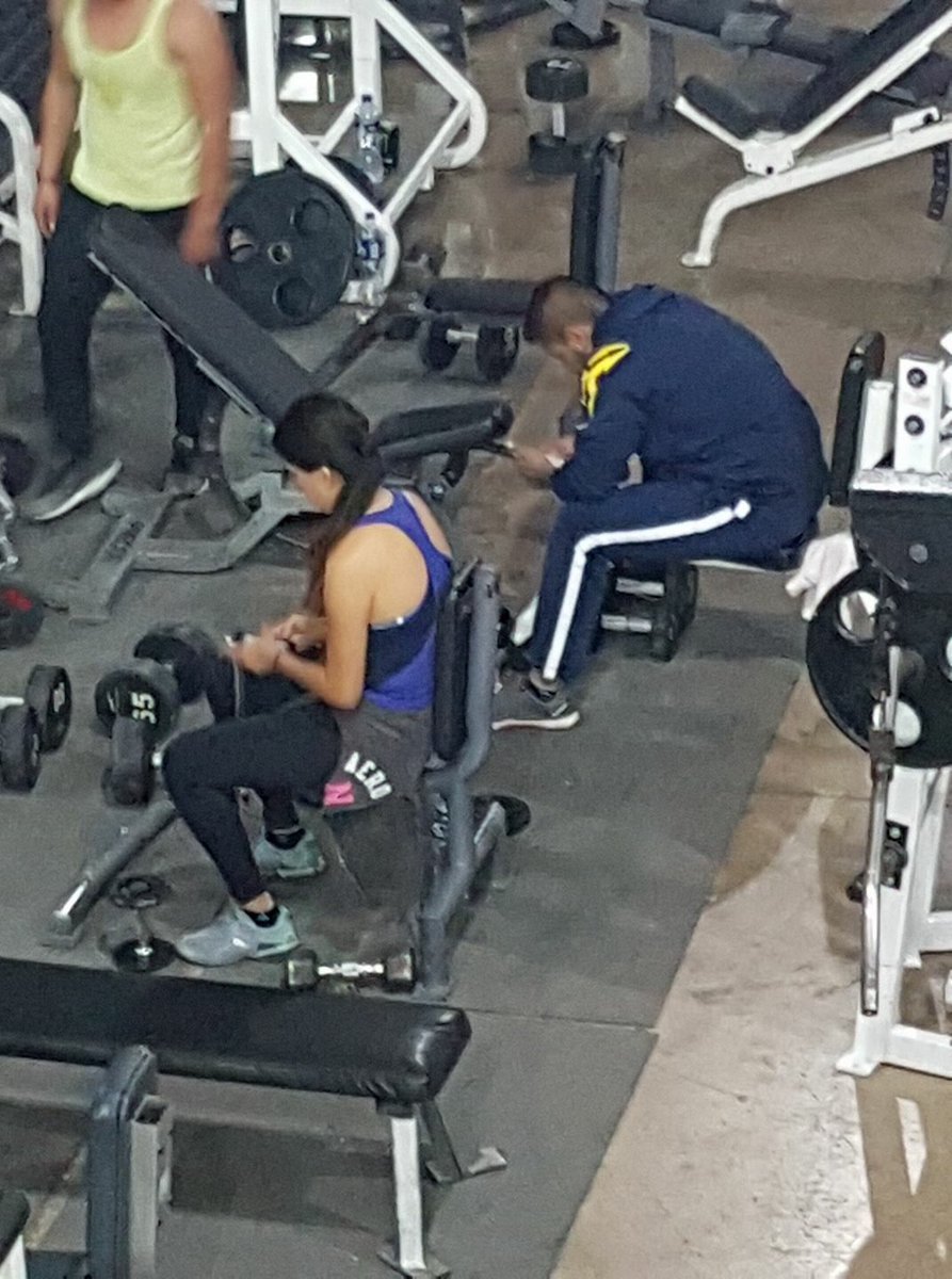 FitmaxCuu's tweet photo. Mientras tanto, en otro gimnasio... entrenando sus músculos abductores cortos del pulgar y el tendón del músculo palmar mayor #cuu https://t.co/KtraNgEc7i