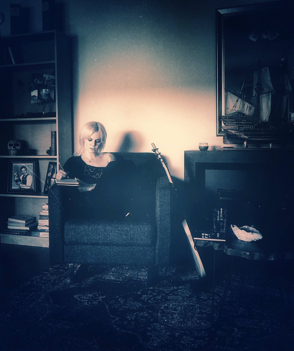 MsKaitlynGold's tweet photo. Getting some structure in today
#writingsessions #songwriter #driftervol2 #everydayimhustlin #indieartist #daisyrockguitars #iwritemytruth https://t.co/ki4wJm9GtP