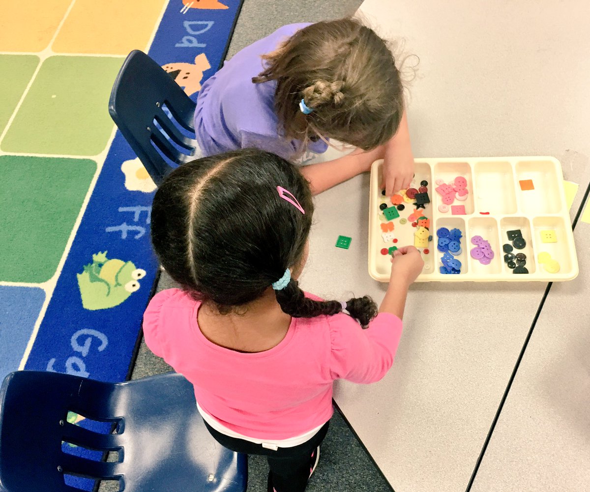 LRGteach's tweet photo. K1 Ss celebrate their names & use teamwork to sort objects into groups! #first2days #CRESculture #OurFCPS #wedidalotofotherfunstufftoo https://t.co/KglMlVUVlc