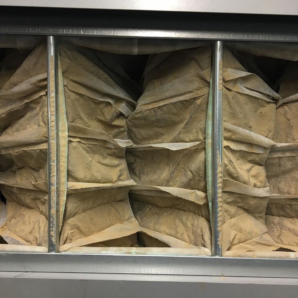 r26dcom's tweet image. First look inside our air filter (in years). #maintenanceFAIL