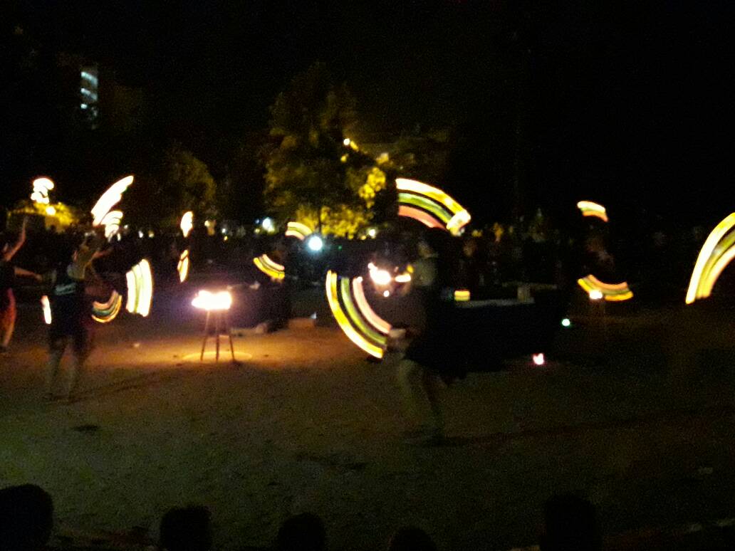 TSerradesanferm's tweet photo. Sorprenent final de les #damesdefoc amb foc de colors. #blancs2017 #fmbib #granollers #festamajor https://t.co/b2RY3LF8Nd
