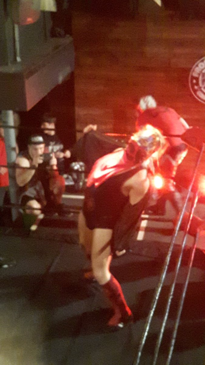 Matthew_Who's tweet photo. So @PeteDunneYxB came back, dressed as Lykos, and wrestled the match as Lykos! #Bruiserwolf #PCK #TuesdayNightGraps https://t.co/dRpeImvVK2