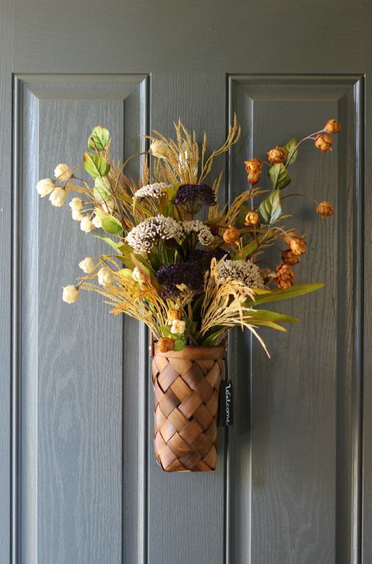Make a gorgeous Autumn Door Flower Arrangement in 15 mins! <a href="/GluesticksBlog/">Brandy Nelson</a> buff.ly/2iF6uqM