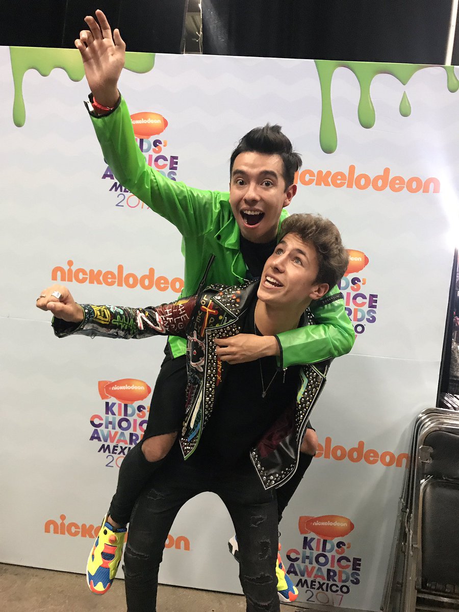 AmiRodrigueZZ's tweet photo. Si este tuit llega a 1.000 RTS mañana subo video con mi mejor amigo 😱 

#AmiRodriguez #KCAColombia https://t.co/sUCmdWCYZS
