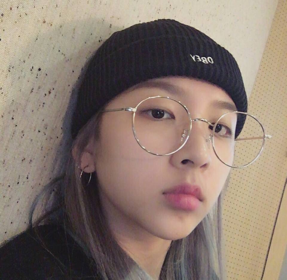 solxxnaed's tweet photo. Jiwoo looks so beautiful with specs.so beautiful.so beautiful.and cute.and cute.and cute.#THECUTEST #BABYGIRLL https://t.co/bLHcZP9deW