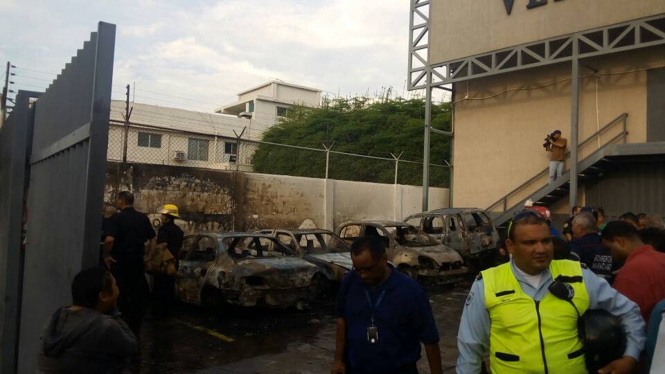 sntpvenezuela's tweet photo. #ALERTA Cuatro carros calcinados es el saldo de un atentado con bomba en contra del diario @VersionFinal, en #Maracaibo #19Ago https://t.co/91zmbYsAdM