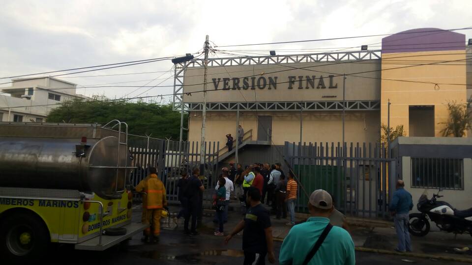 sntpvenezuela's tweet photo. #ALERTA Cuatro carros calcinados es el saldo de un atentado con bomba en contra del diario @VersionFinal, en #Maracaibo #19Ago https://t.co/91zmbYsAdM