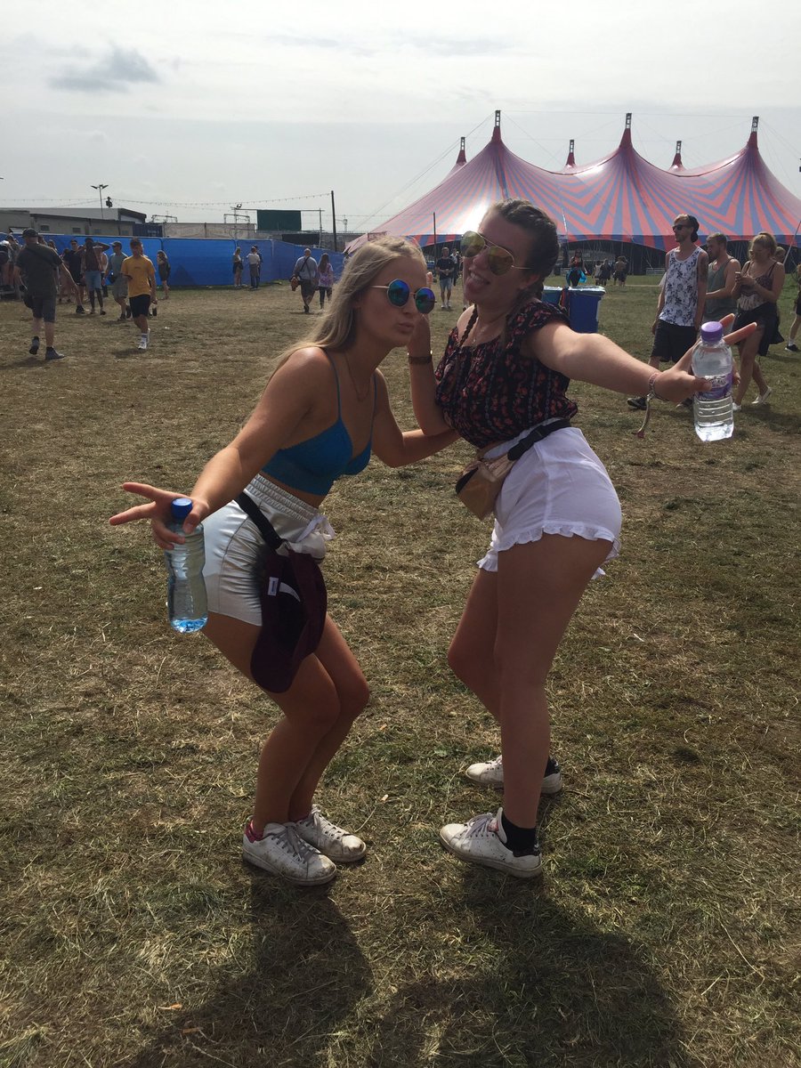 Imogenpierce_'s tweet photo. The best time, with the best people ❤️#reading2017 https://t.co/lq38fAwzJo