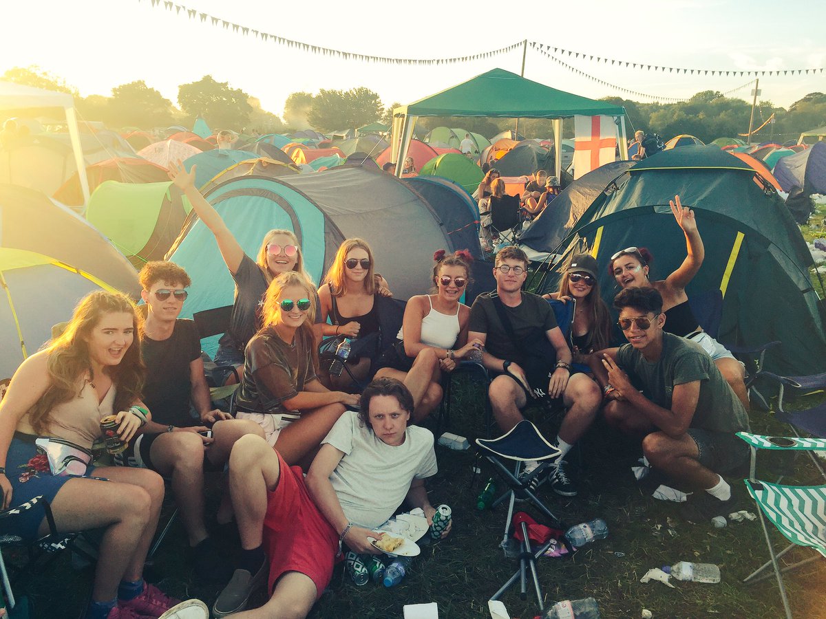 Imogenpierce_'s tweet photo. The best time, with the best people ❤️#reading2017 https://t.co/lq38fAwzJo
