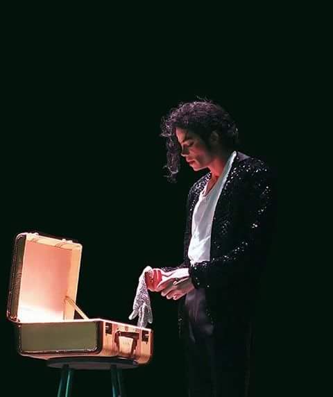 benjaminhzgz's tweet photo. Hace 59 años nació el hombre que revolucionó la música.
#Hbking👑
#ReyDelPop https://t.co/JwTMYo1VcN