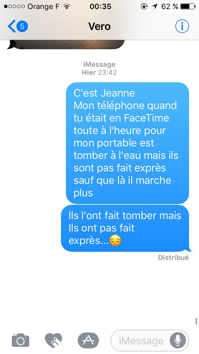Ntiff18's tweet photo. Quand @EmorineJ essaye de dire à sa mère que sont téléphone est mort et qu'elle a 15 grammes ! 😂 https://t.co/NbDL3jllYV