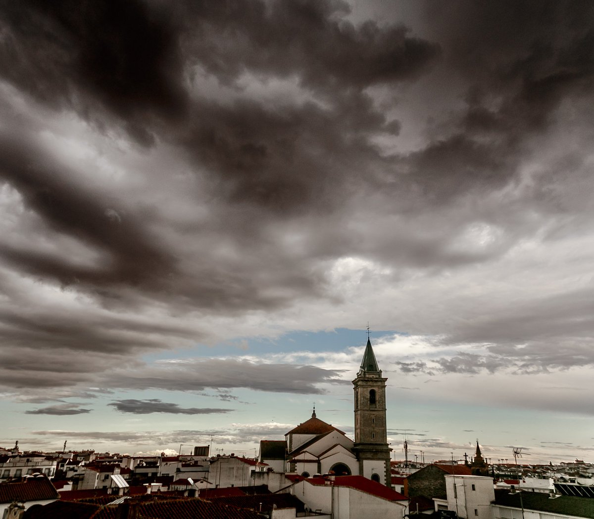 Nos visitaron las nubes, la lluvia, el granizo ... estos días te das cuenta de que termina agosto. #LosPedroches #Pozoblanco