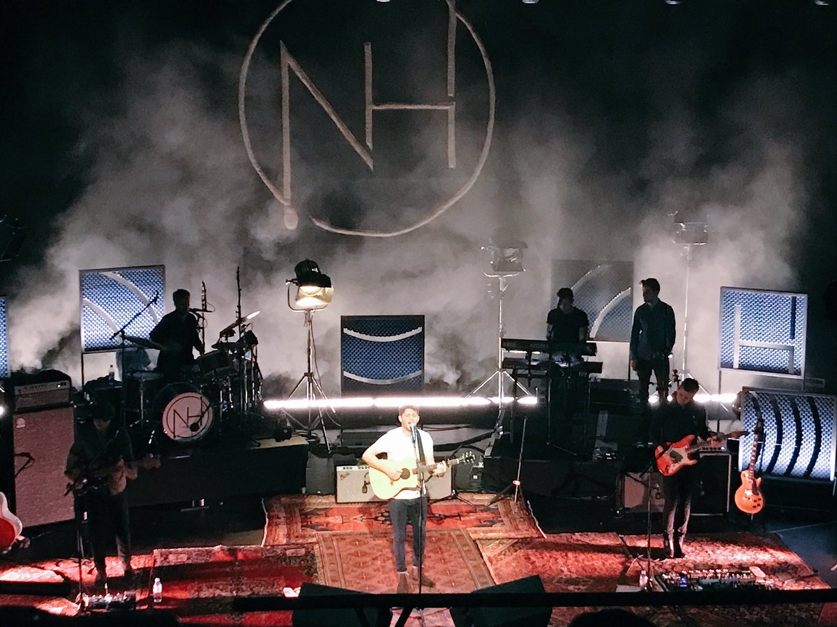 OhNo1_D's tweet photo. Niall dijo que "Flicker" es su canción favorita de todas las que escribió y por eso el álbum y el tour llevan ese nombre. https://t.co/isqiE9Tljo