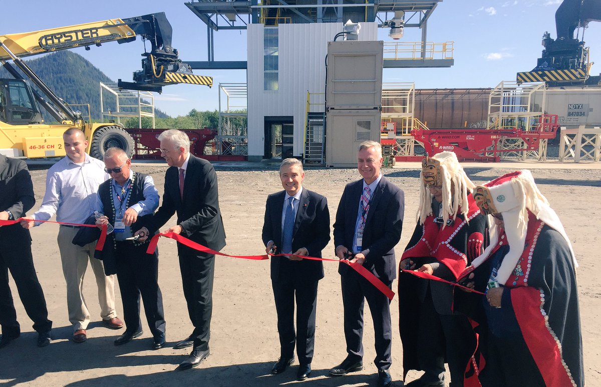 FP_Champagne's tweet photo. Proud to open new #RaymontLogistics facilities to help export Cdn pulses to Asia &amp; around the world. More jobs in northern #BC #cdnpoli https://t.co/Zeq1w3G6Se