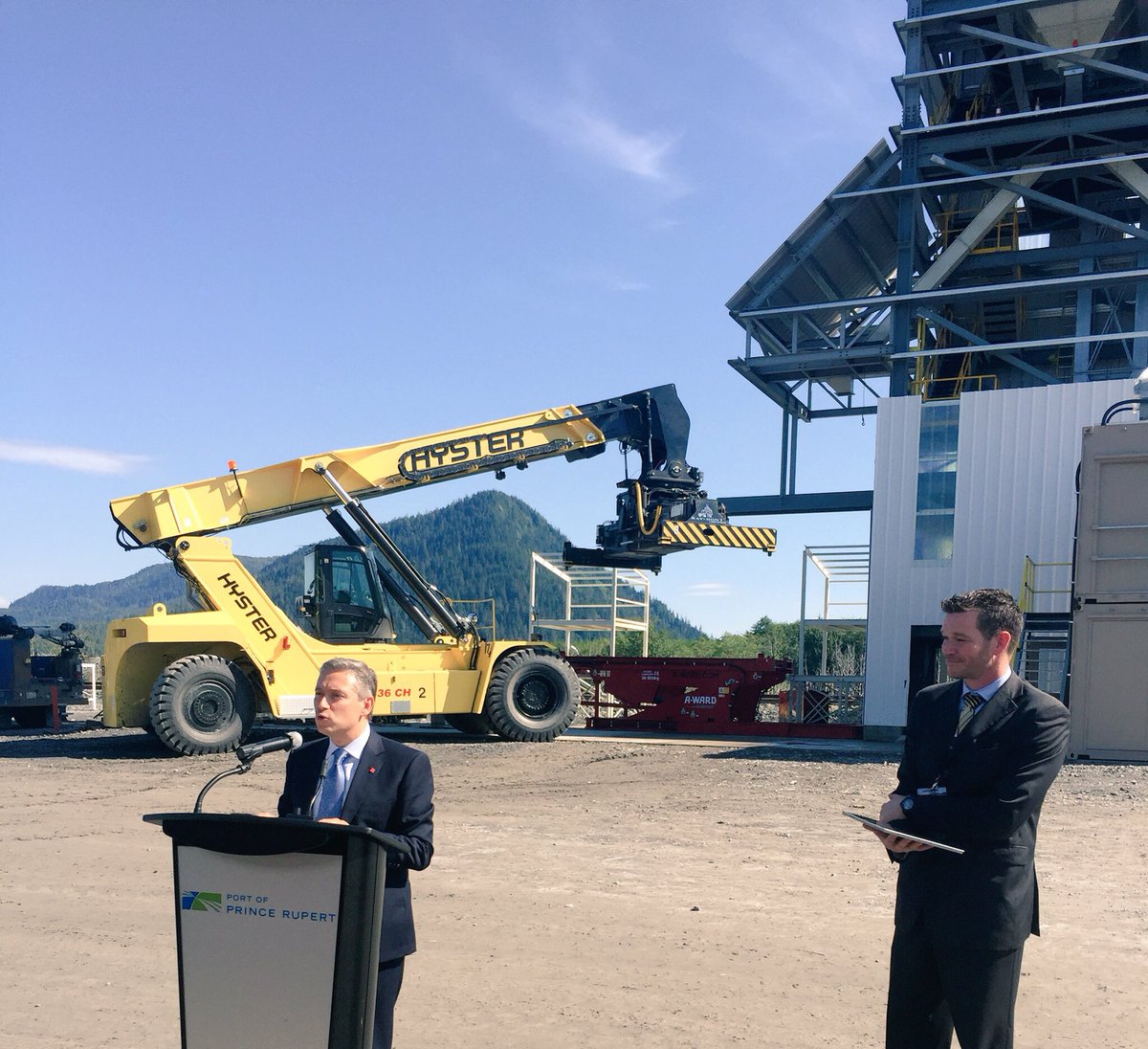 FP_Champagne's tweet photo. Fier d'inaugurer nouveaux équipements de #RaymontLogistics qui aideront à l'export. de légumineuses d'ici en Asie et dans le monde #polcan https://t.co/wxFvOEzMMK