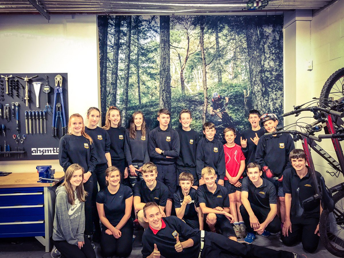 Steve Smith still inspiring youngsters to get outside and ride their bikes. Huge thanks to <a href="/ParisGore/">Paris Gore</a> for use of his photo #longlivechainsaw