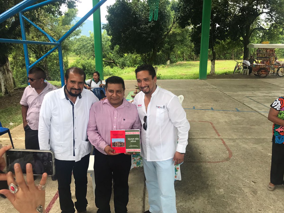 IEBO_GobOax's tweet photo. Con apoyo del @SenadorAdolfo e inversión de 1.2 MDP, inauguramos el #TechadoDeCancha, del #Plantel036 de #SanPedroIxcatlán. @alejandromurat. https://t.co/Jb0uSohLcm