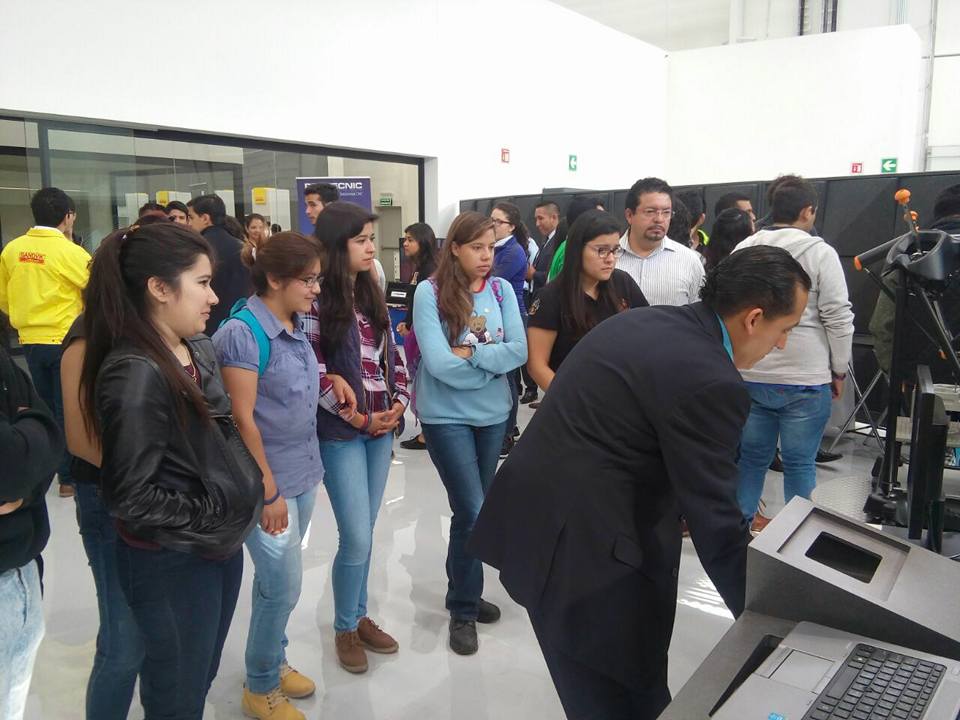 UMQro's tweet photo. Participación en universities day con la empresa sueca SANDVIK de los alumnos de ingenierías de UMQ. 

#serparaservir https://t.co/gl4kzRE6fd