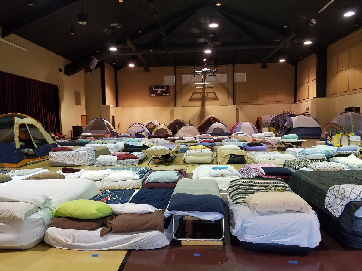 Paula4Harvey's tweet photo. Waiting on folks to check into shelter. #houstonflood https://t.co/d69wsvWHYe