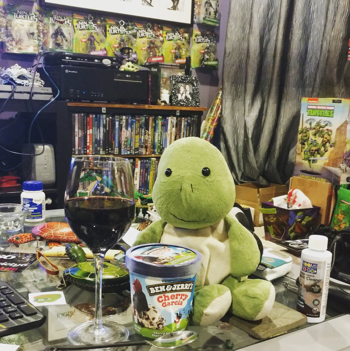 MasolinoTurtle's tweet photo. @AJZipper this is so happening! #omnomnom #rainparty #bingewatching #bingeability #MasolinoTurtle #TurtleLove https://t.co/gTvUZfJaU9