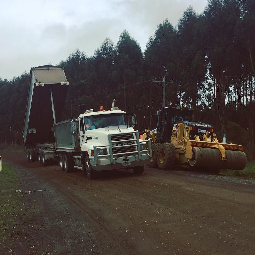 CorangamiteSC's tweet photo. Resheeting works on Coradjil Road, Simpson #ratesatwork #tipper #roller #gravelroad #roadworks #roads #outdoorcrew #corangamiteshire https://t.co/nixLmkzxG5