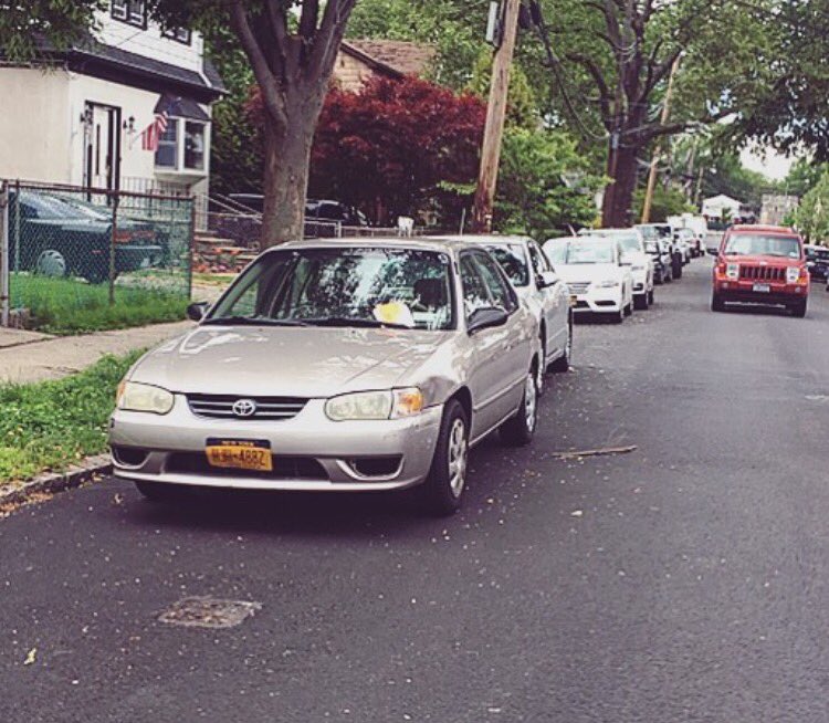 CARTXT_'s tweet photo. With @CARTXT_ someone could let this driver know they're getting a ticket before it's too late 👍👌 #cars #parked #parkingjob #parkingticket https://t.co/EN0QidcZ71