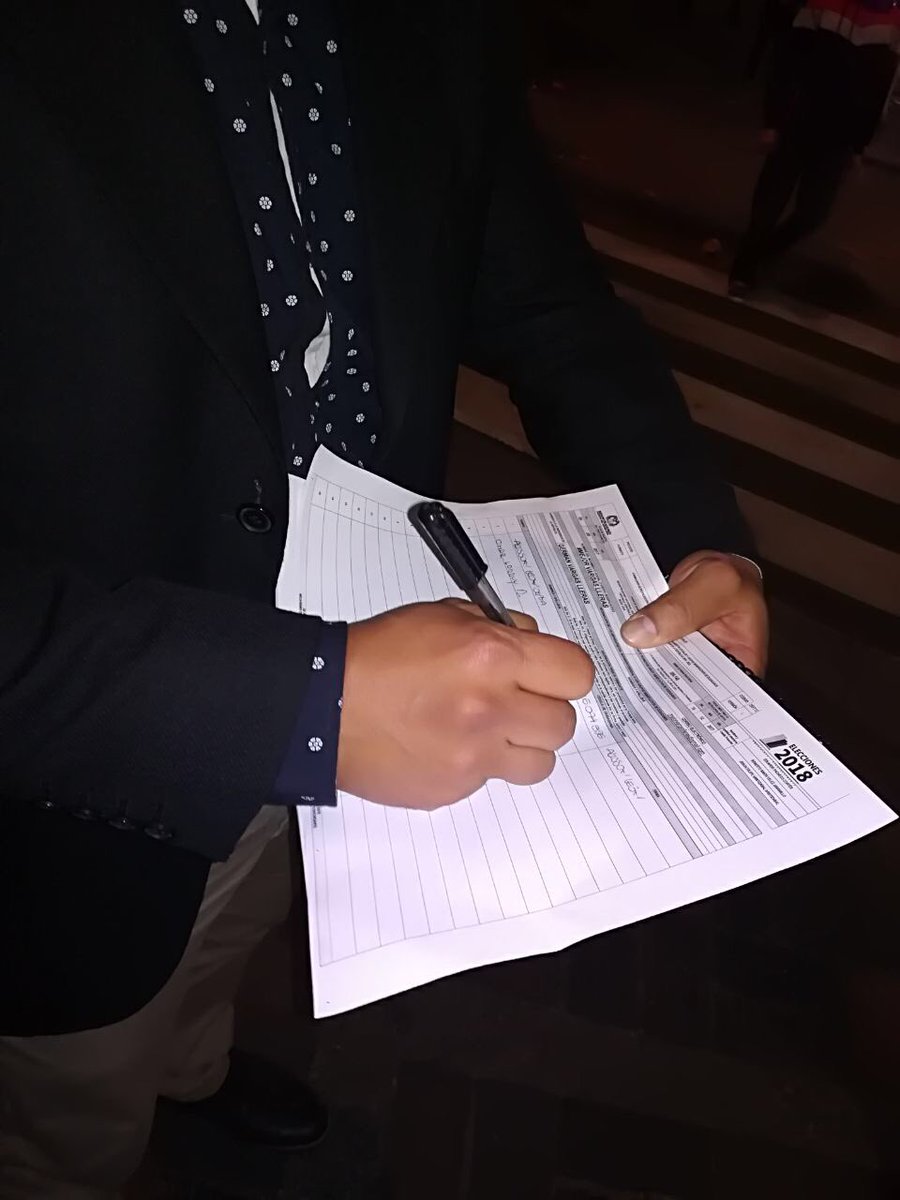 MejorVargasLle's tweet photo. Gran día para #MejorVargasLleras comenzó con entusiasmo recolección de firmas. @German_Vargas https://t.co/oK4bfFcB8l